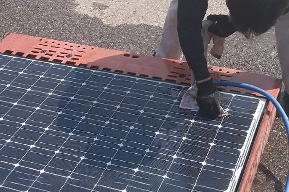 まず、お預かりした太陽光パネルを丁寧に洗浄します。