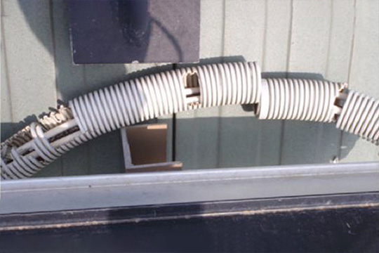 劣化した配管を、高耐久なPFD管に交換します。