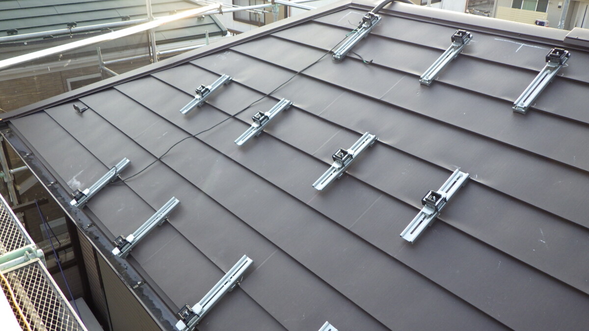 千葉県船橋市　屋根カバー工事に伴う太陽光パネル脱着工事