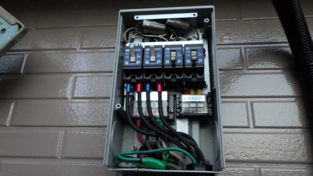 千葉県船橋市　屋根カバー工事に伴う太陽光パネル脱着工事